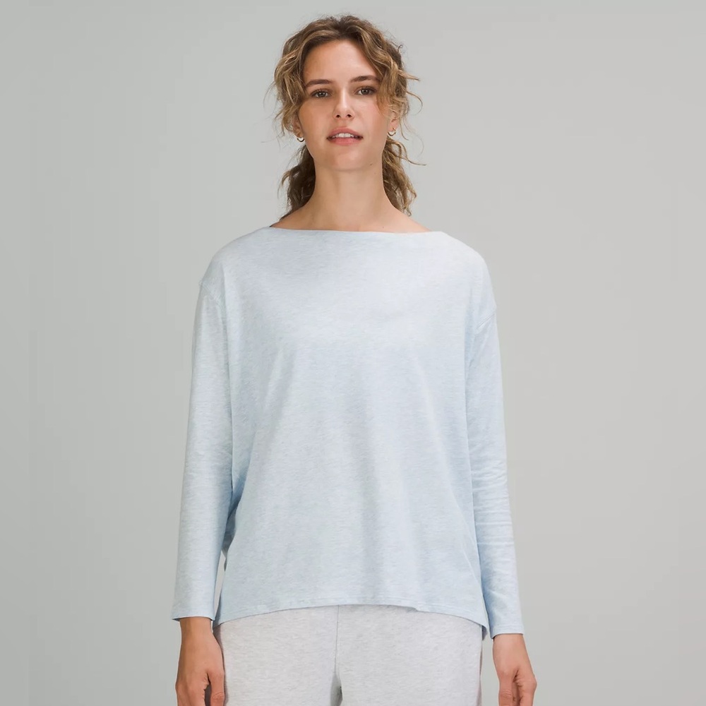 Lululemon Back in Action top size 6 medium light blue long sleeve shirt flowy